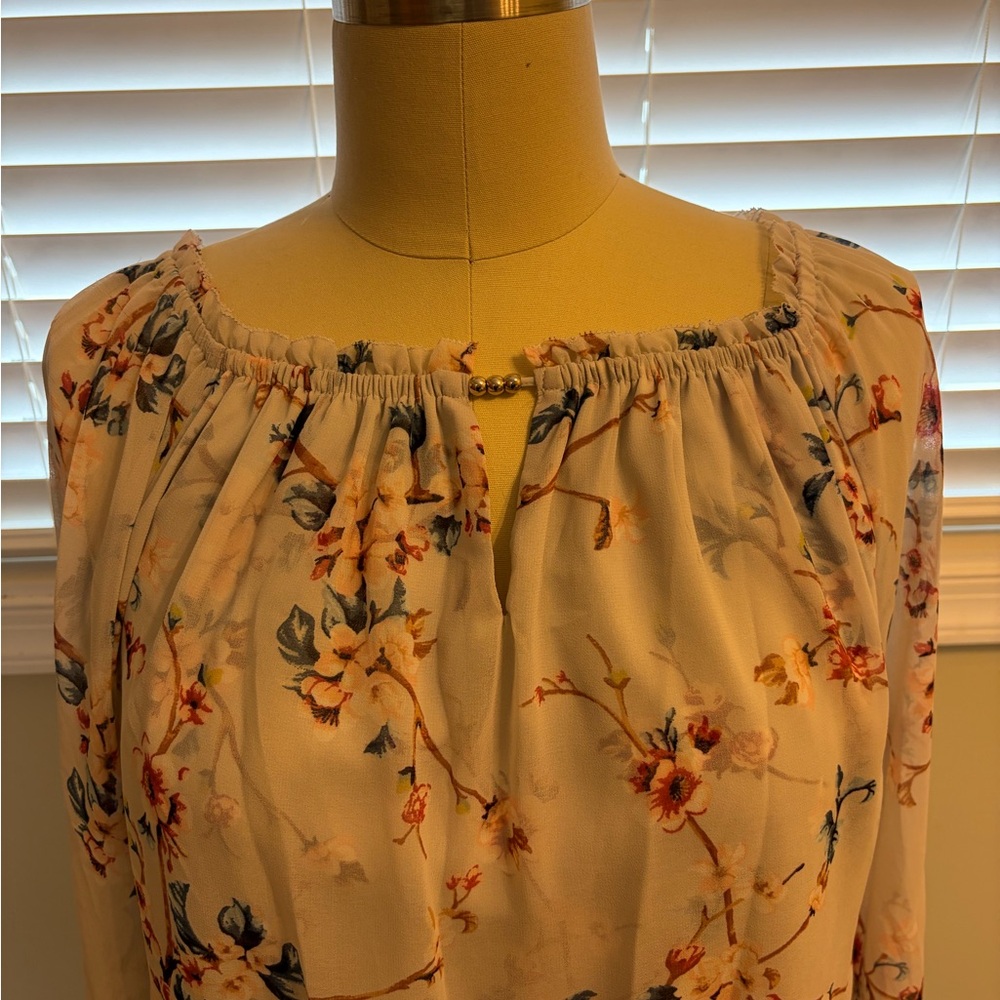 💥 Gorgeous WHBM Floral Blouse with Fitted Neckline - Picture 10 of 10